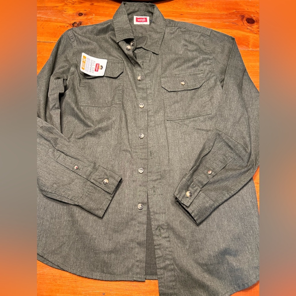 Wrangler Men’s Button Down Size Medium